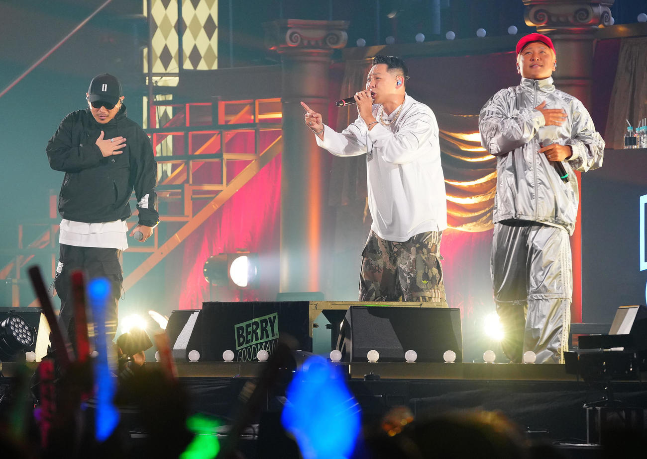 メジャーデビュー10周年記念「ベリーグッドマン　ARENA LIVE 2026～全員集合！！」で熱唱するベリーグッドマン。左からHiDEX、Rover、MOCA（撮影・垰建太）