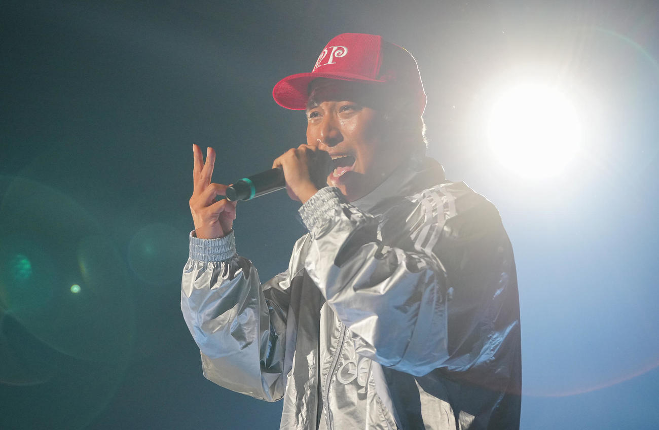 メジャーデビュー10周年記念「ベリーグッドマン　ARENA LIVE 2026～全員集合！！」で熱唱するベリーグッドマンのMOCA（撮影・垰建太）