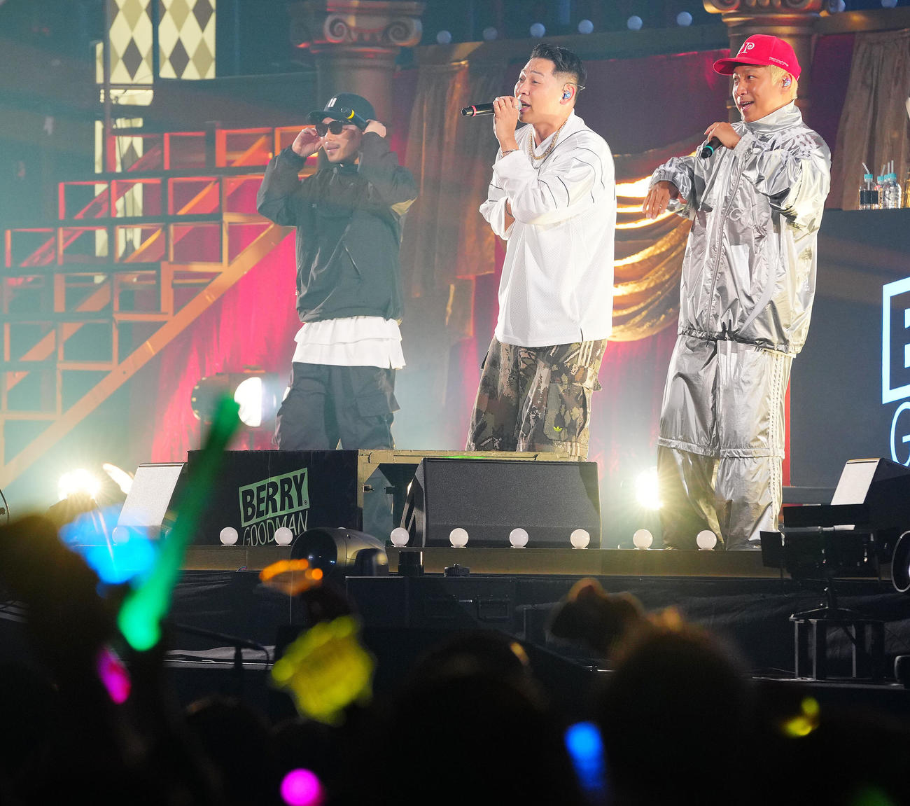 メジャーデビュー10周年記念「ベリーグッドマン　ARENA LIVE 2026～全員集合！！」で熱唱するベリーグッドマン。左からHiDEX、Rover、MOCA（撮影・垰建太）