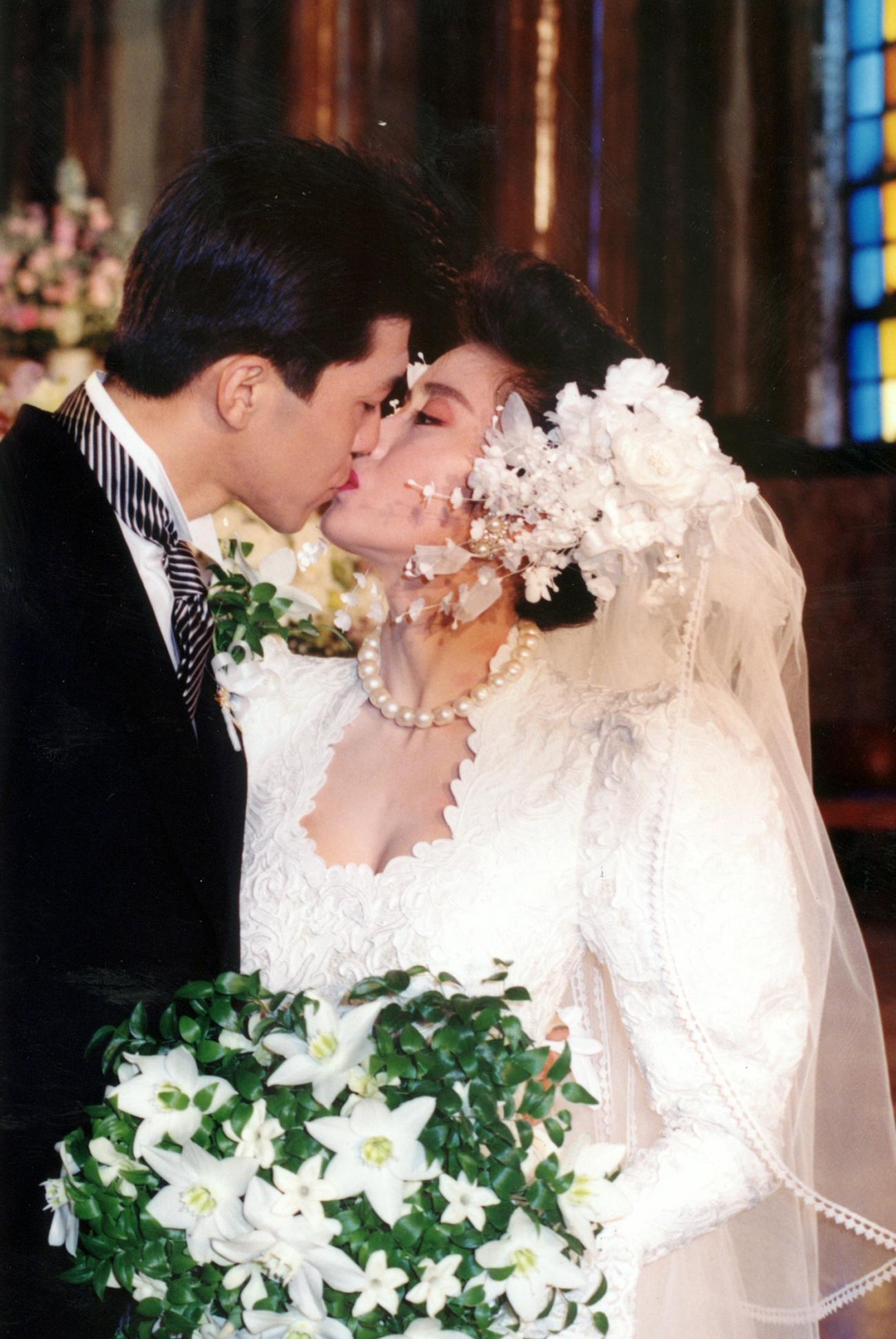 挙式で誓いのキスをかわす小柳ルミ子と大澄賢也（1989年4月撮影）