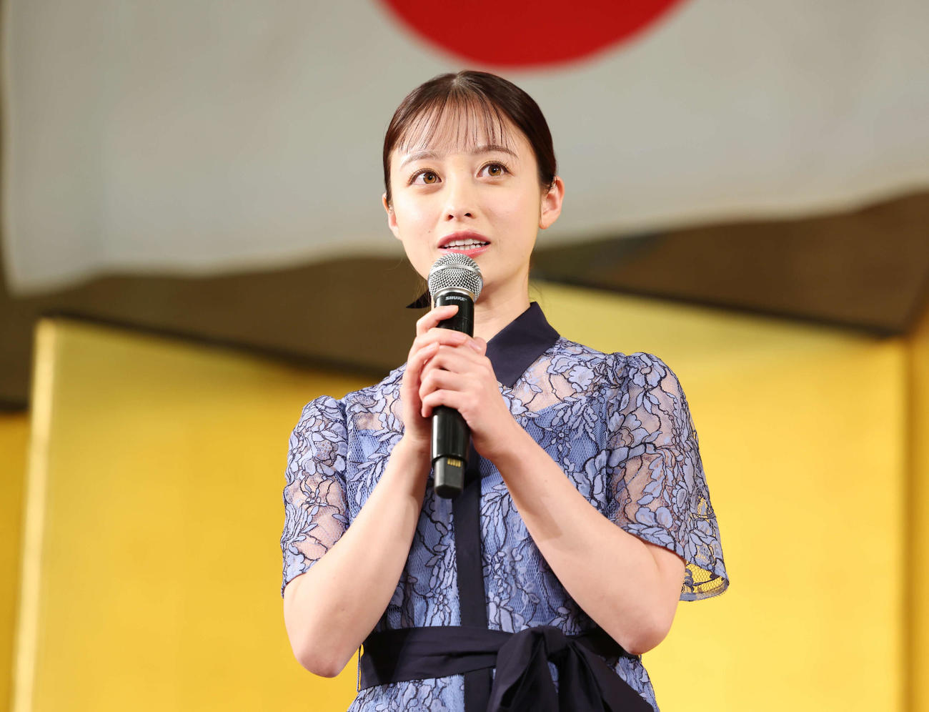 「二十歳のつどい」にサプライズ登壇し話をする橋本環奈（撮影・増田悦実）