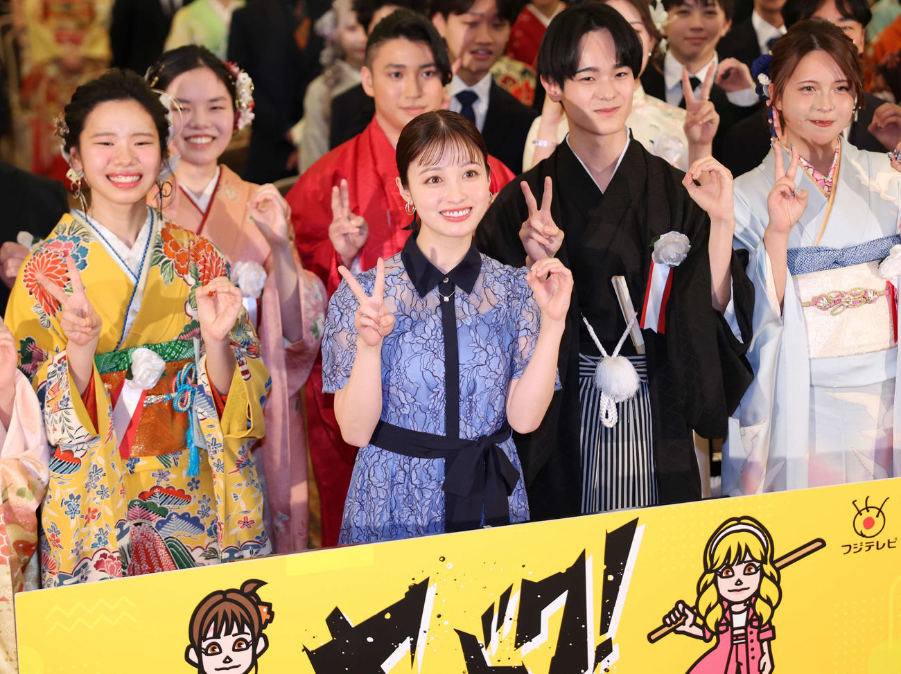 「二十歳のつどい」にサプライズ登壇し参加者と「20」ポーズをする橋本環奈（撮影・増田悦実）
