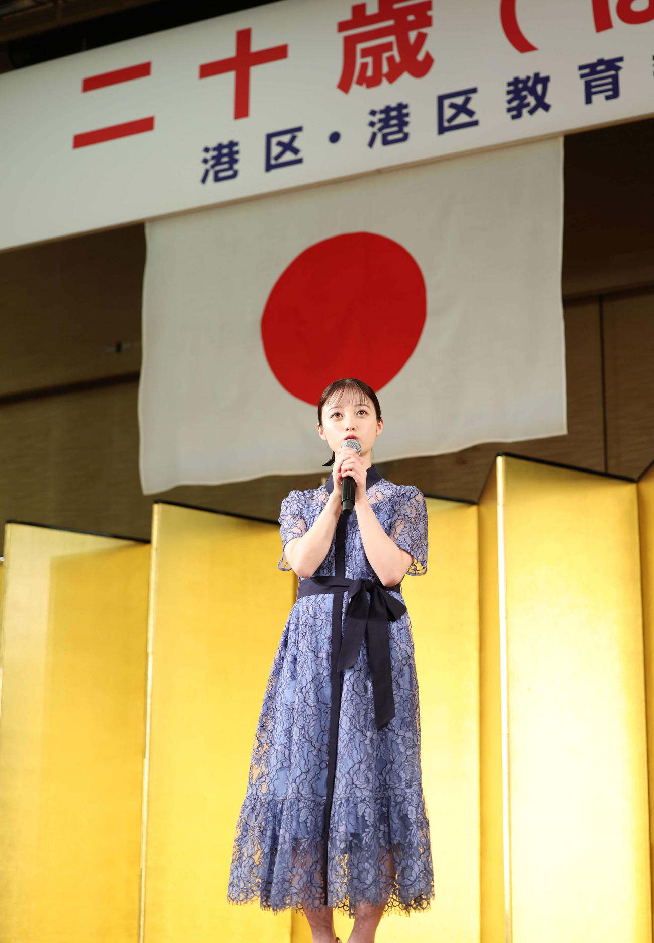 「二十歳のつどい」にサプライズ登壇し話をする橋本環奈（撮影・増田悦実）