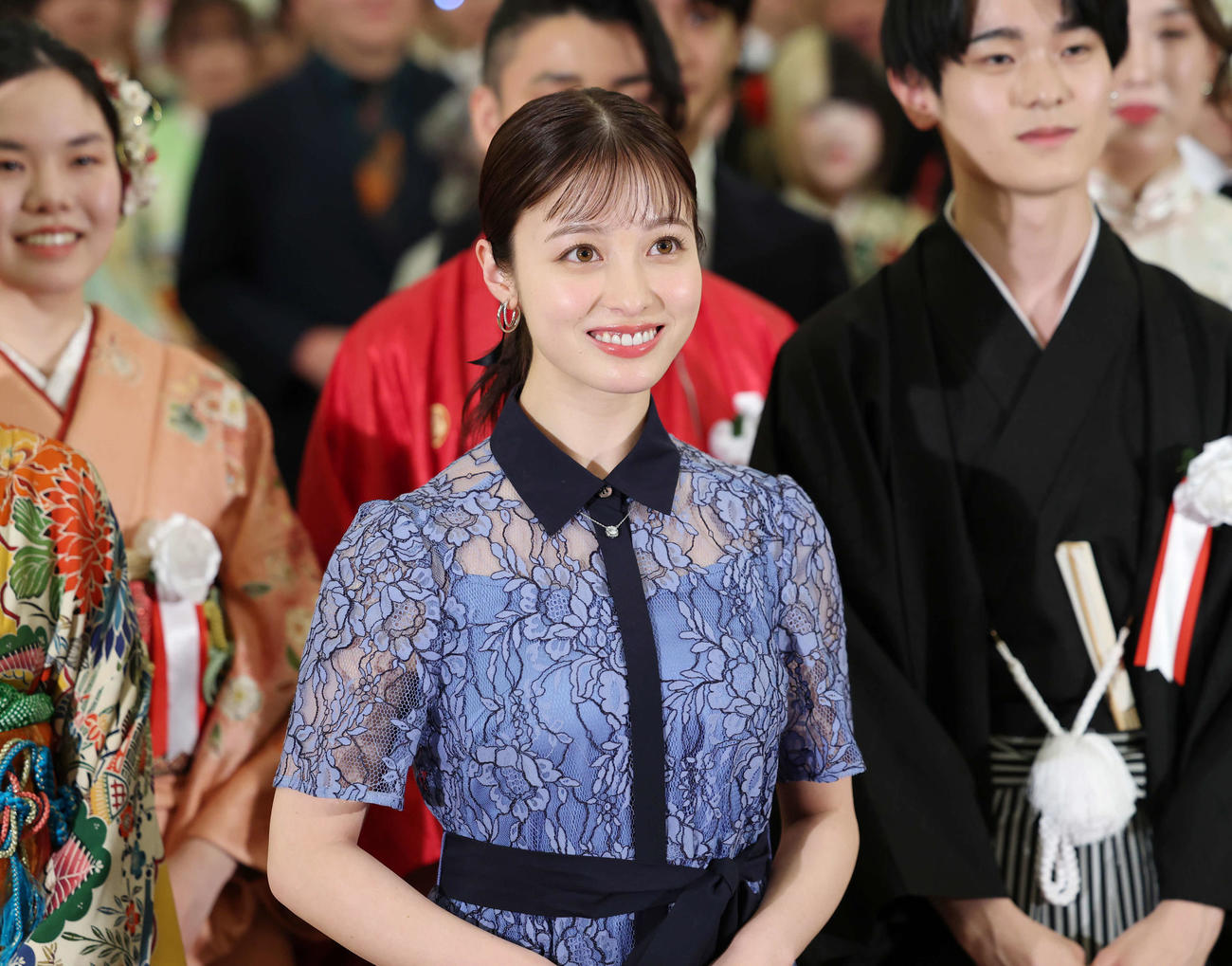 「二十歳のつどい」にサプライズ登壇し参加者と記念撮影をする橋本環奈（撮影・増田悦実）