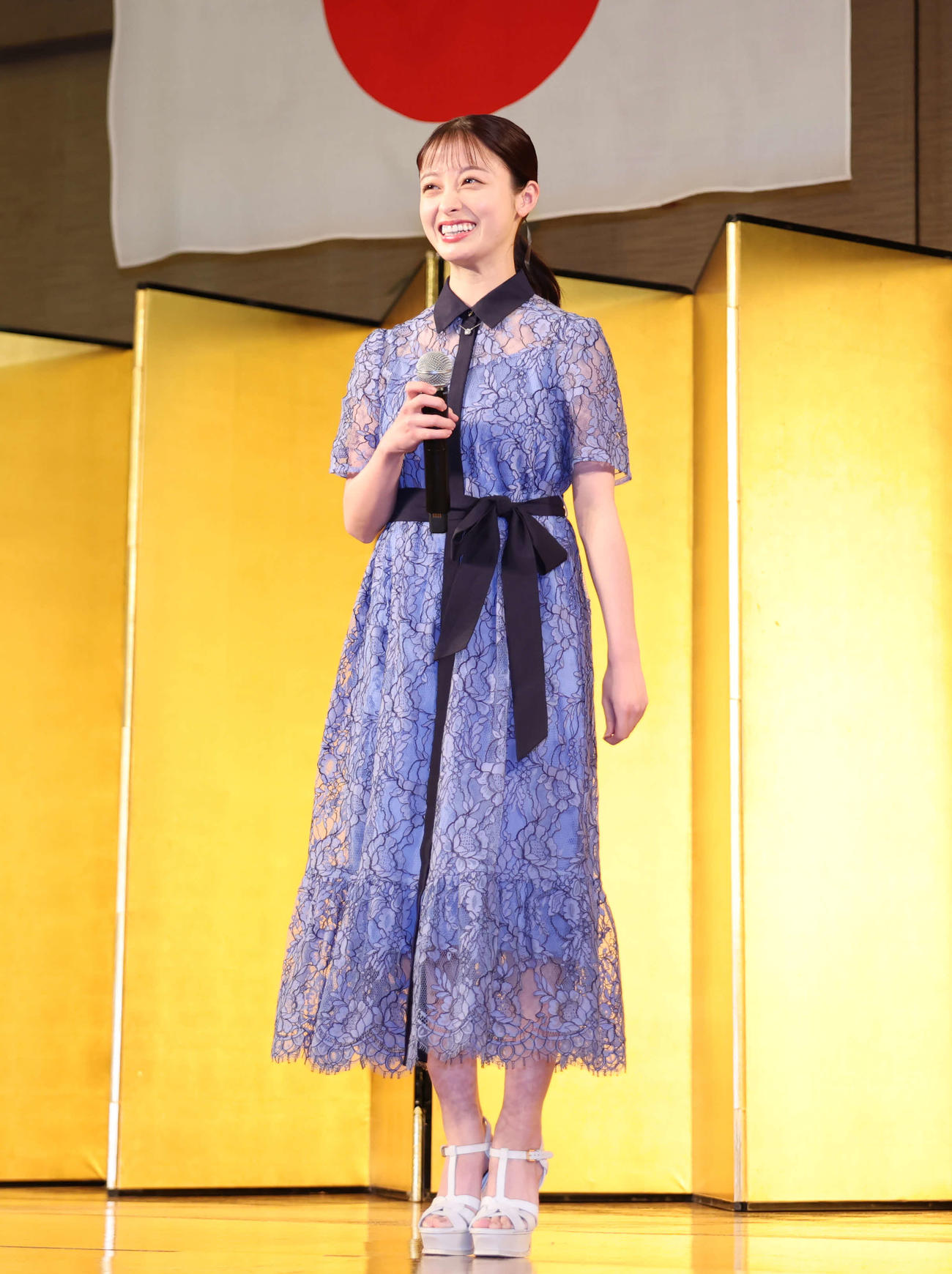 「二十歳のつどい」にサプライズ登壇し笑顔を見せる橋本環奈（撮影・増田悦実）