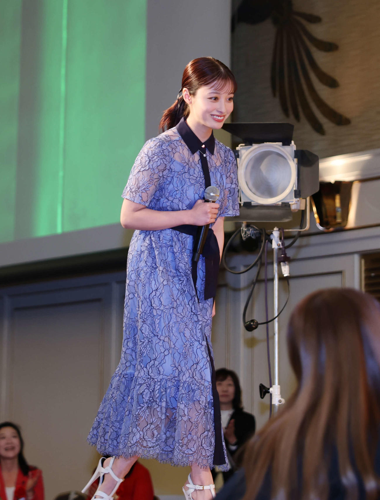「二十歳のつどい」にサプライズ登壇する橋本環奈（撮影・増田悦実）