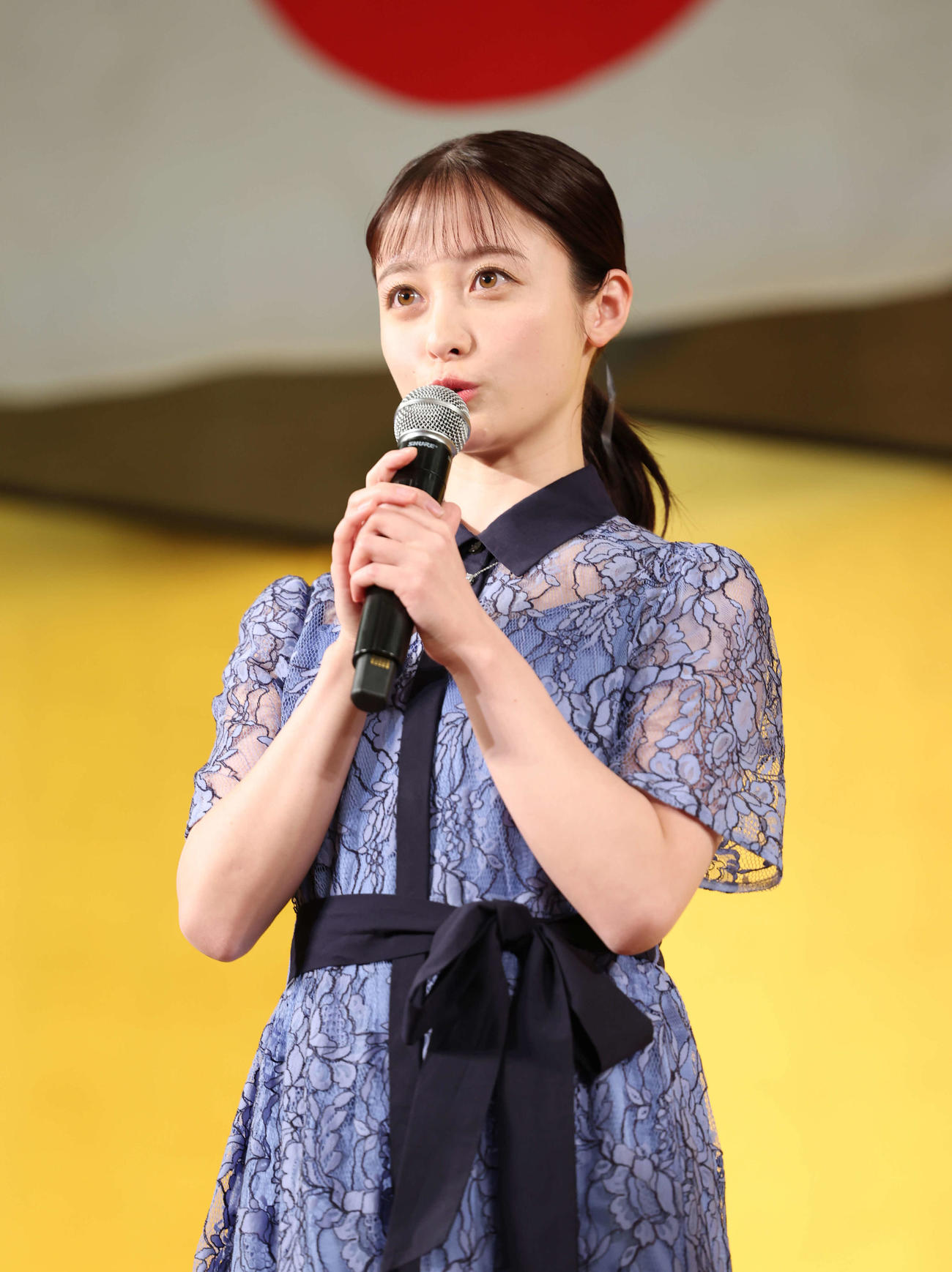 「二十歳のつどい」にサプライズ登壇しまっすぐな目で話をする橋本環奈（撮影・増田悦実）