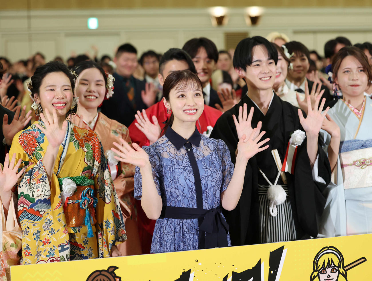 「二十歳のつどい」にサプライズ登壇し参加者と笑顔で手を振る橋本環奈（撮影・増田悦実）