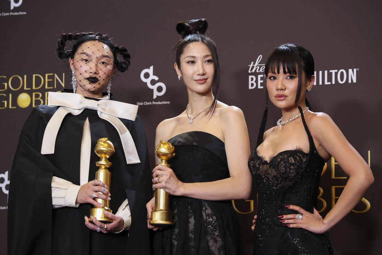 授賞式に登場したKPOPガールズ！の劇中歌を歌うオードリー・ヌナ、EJAE、レイ・アミ(ロイター)