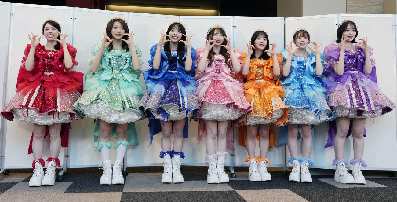 「令和8年渋谷区はたちのつどい」に登場するCUTIE STREET。左から佐野愛花、板倉可奈、増田彩乃、桜庭遥花、川本笑瑠、梅田みゆ、真鍋凪咲（撮影・小島史椰）