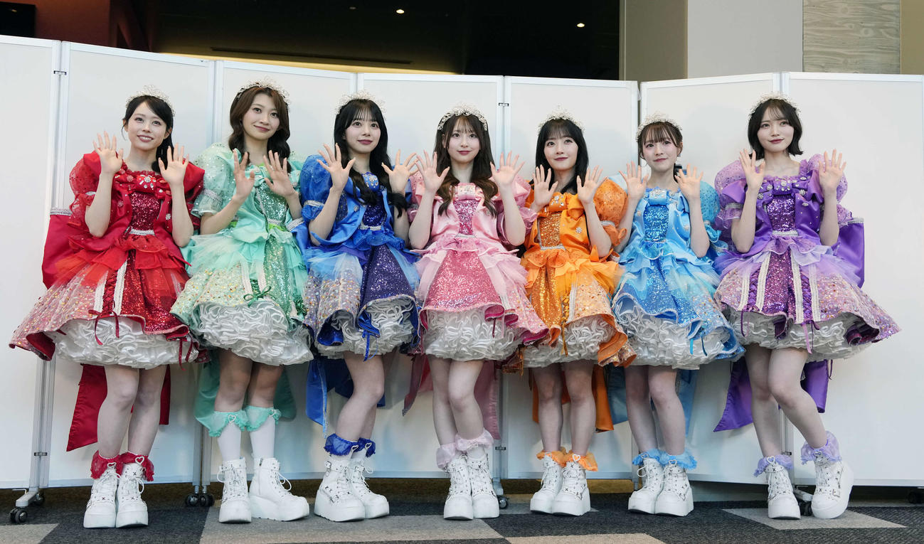 「令和8年渋谷区はたちのつどい」に登場するCUTIE STREET。左から佐野愛花、板倉可奈、増田彩乃、桜庭遥花、川本笑瑠、梅田みゆ、真鍋凪咲（撮影・小島史椰）