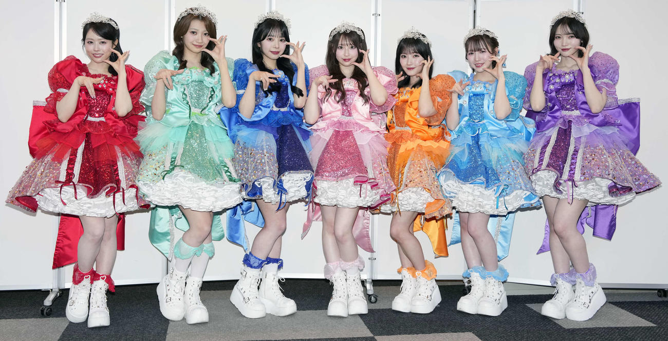 「令和8年渋谷区はたちのつどい」に登場するCUTIE STREET。左から佐野愛花、板倉可奈、増田彩乃、桜庭遥花、川本笑瑠、梅田みゆ、真鍋凪咲（撮影・小島史椰）
