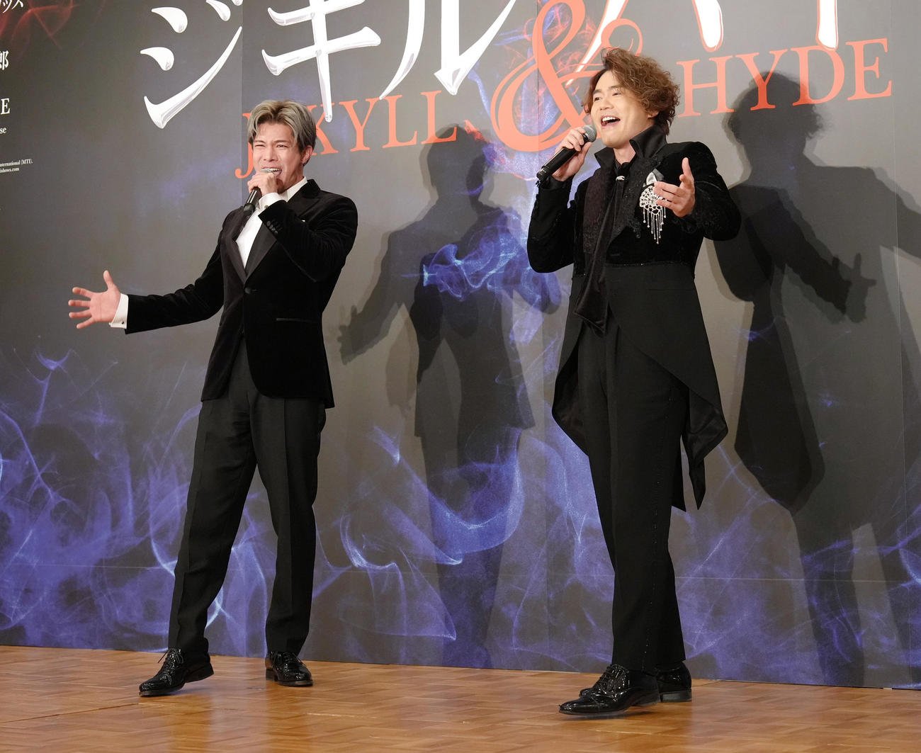歌唱を披露する柿澤勇人（左）と佐藤隆紀（撮影・足立雅史）