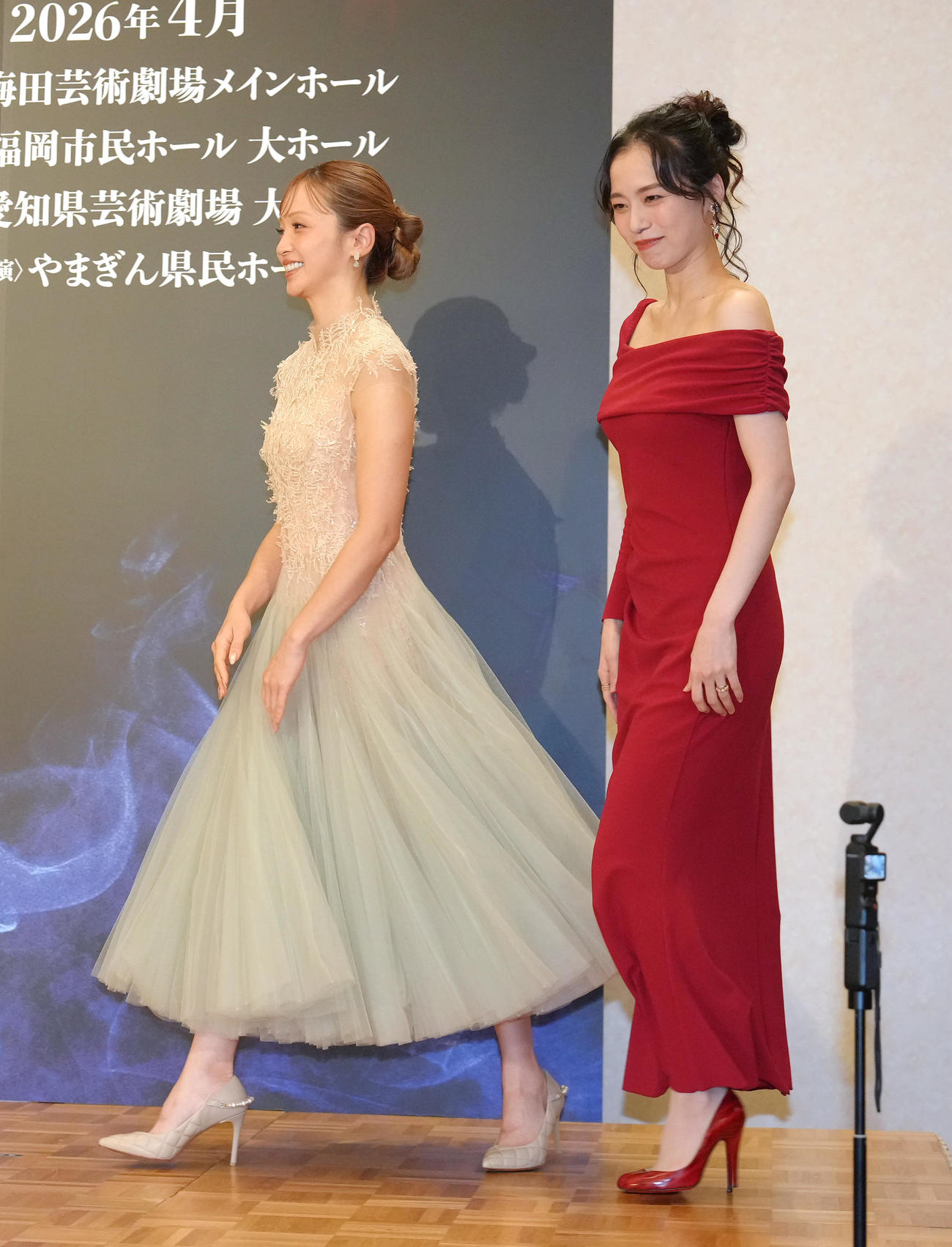 会見に登壇したDream Ami（左）と真彩希帆（撮影・足立雅史）