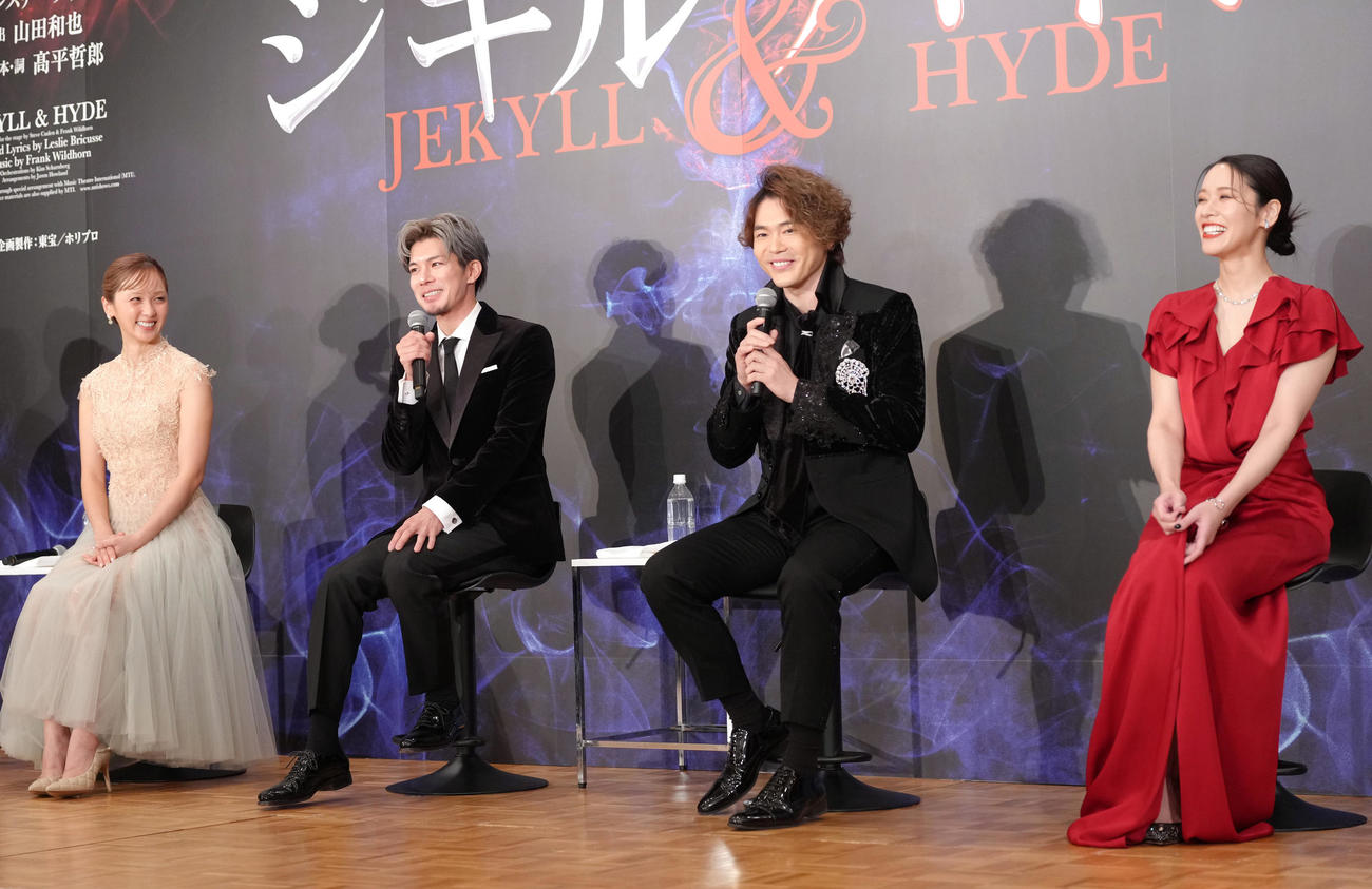 笑顔でトークする、左からDream Ami、柿澤勇人、佐藤隆紀、和希そら（撮影・足立雅史）