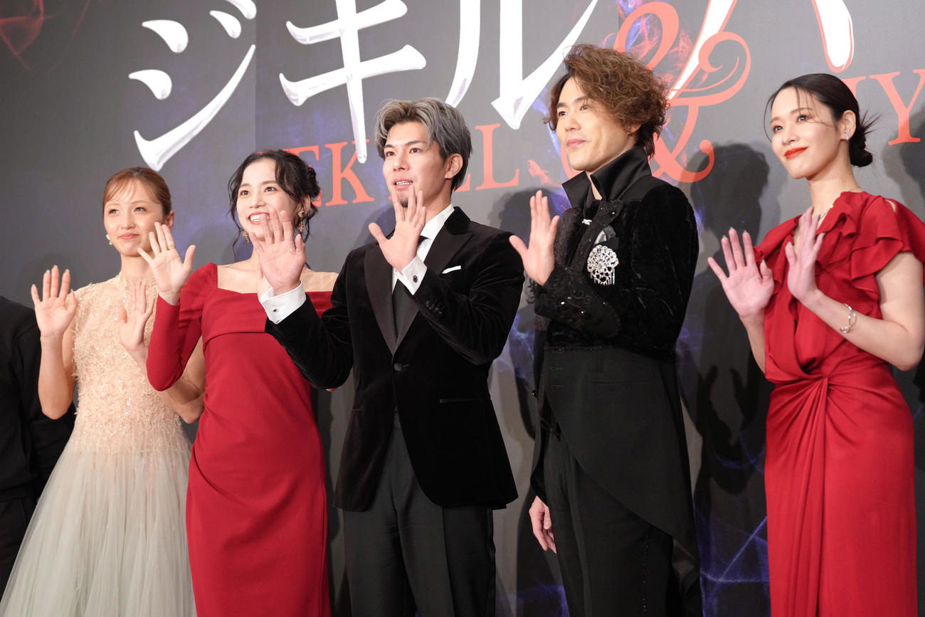 会見に登壇した、左からDream Ami、真彩希帆、柿澤勇人、佐藤隆紀、和希そら（撮影・足立雅史）