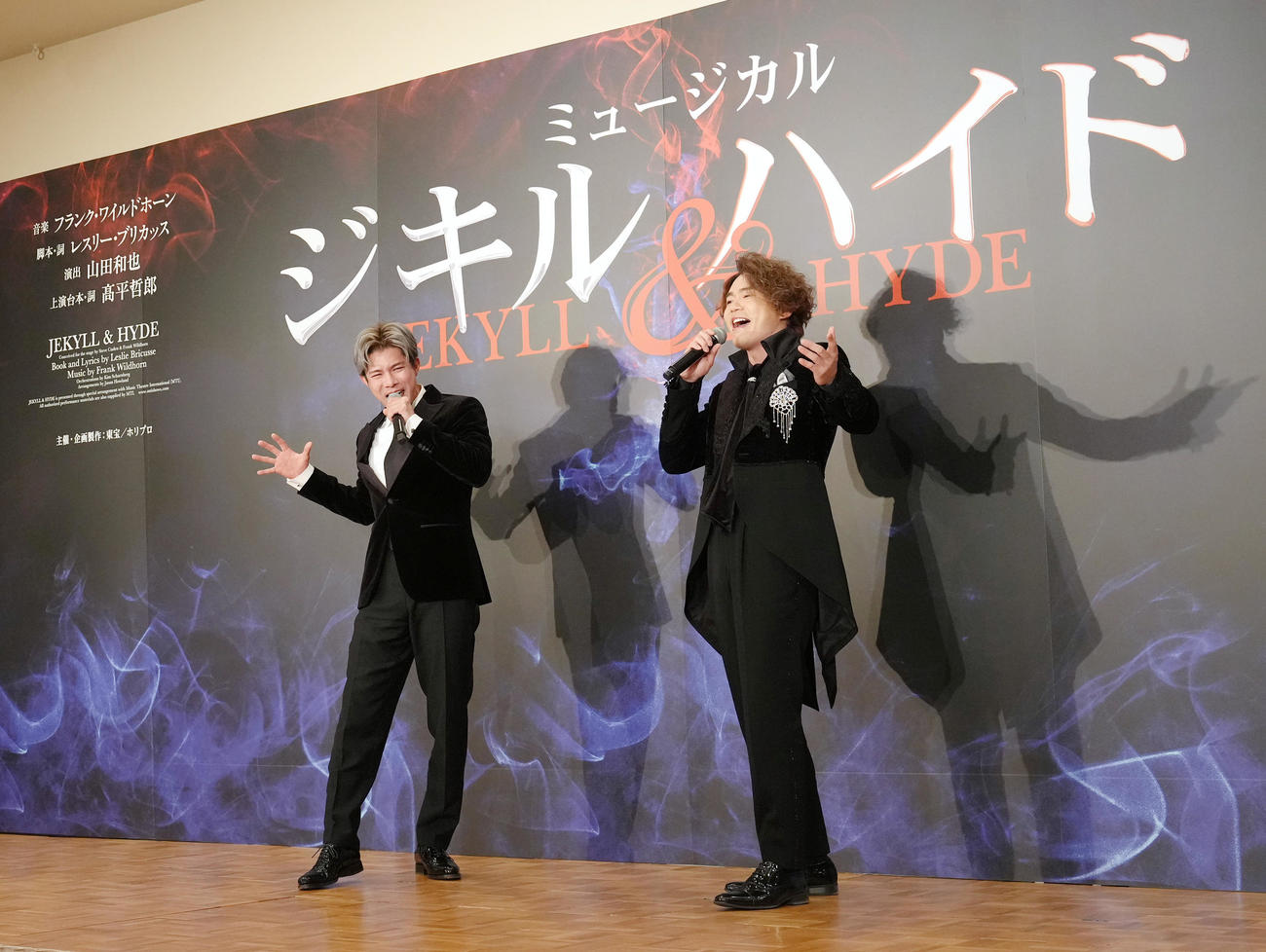 歌唱披露する柿澤勇人（左）と佐藤隆紀（撮影・足立雅史）
