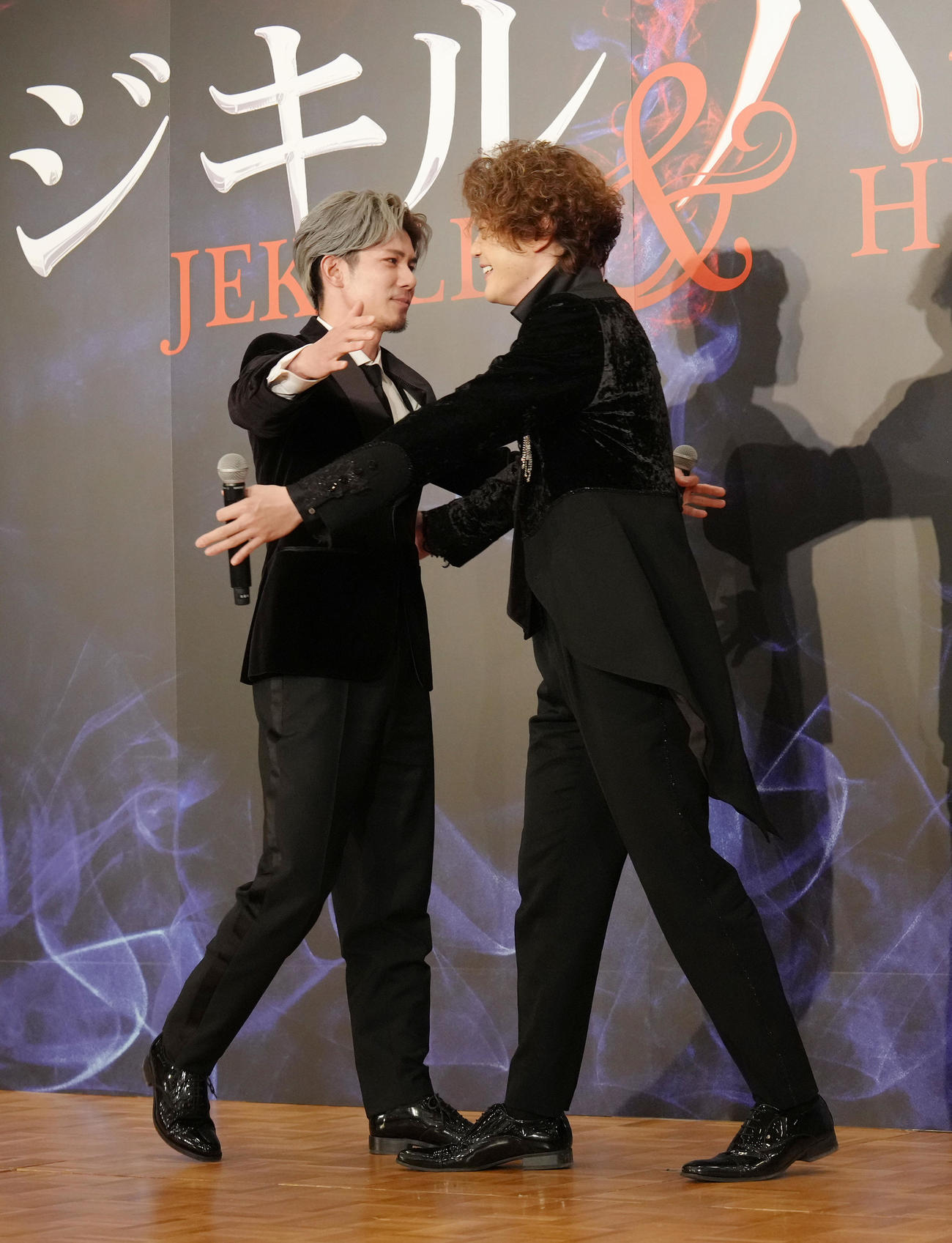 歌唱披露を終え、抱き合う柿澤勇人（左）と佐藤隆紀（撮影・足立雅史）