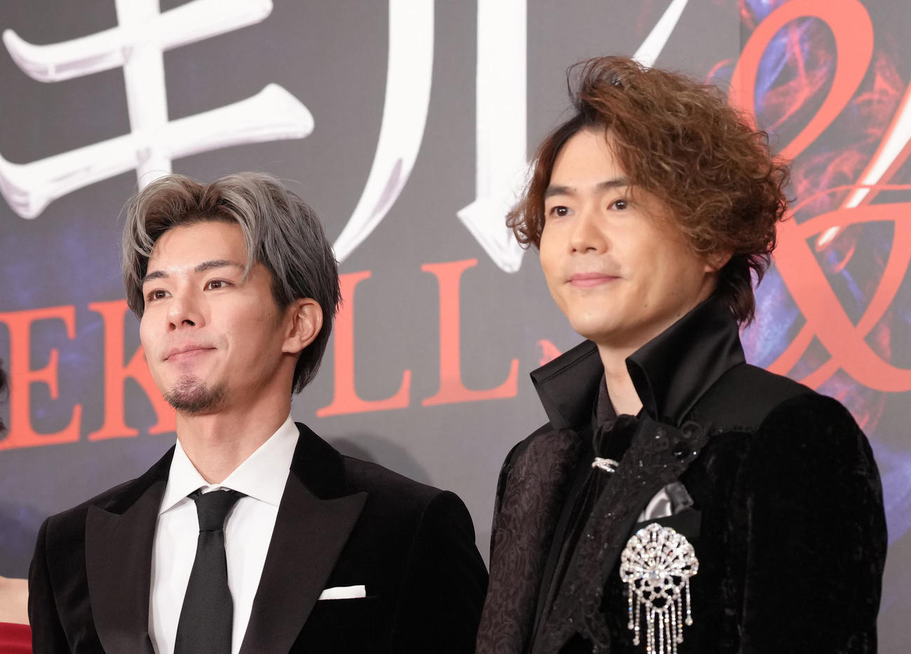 会見に登壇した柿澤勇人（左）と佐藤隆紀（撮影・足立雅史）