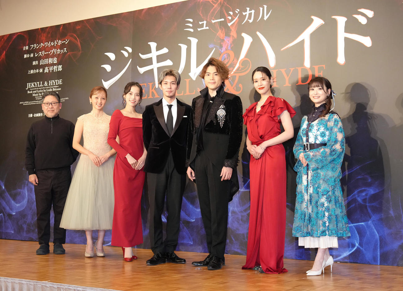 会見に登壇した、左から演出の山田和也氏、Dream Ami、真彩希帆、柿澤勇人、佐藤隆紀、和希そら、唯月ふうか（撮影・足立雅史）