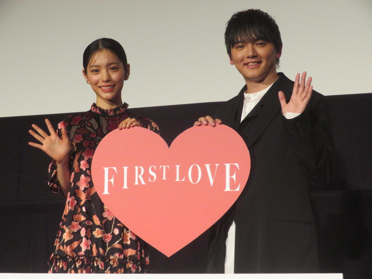 映画ラストマン－FIRST LOVE－」大ヒット御礼舞台あいさつに出席したと當真あみ（左）と濱田龍臣（撮影・川田和博）
