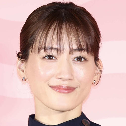 綾瀬はるか「紅白オフショ」にお宝「谷間」写真混入で騒然「まさにヘップバーン」「唯一無二」