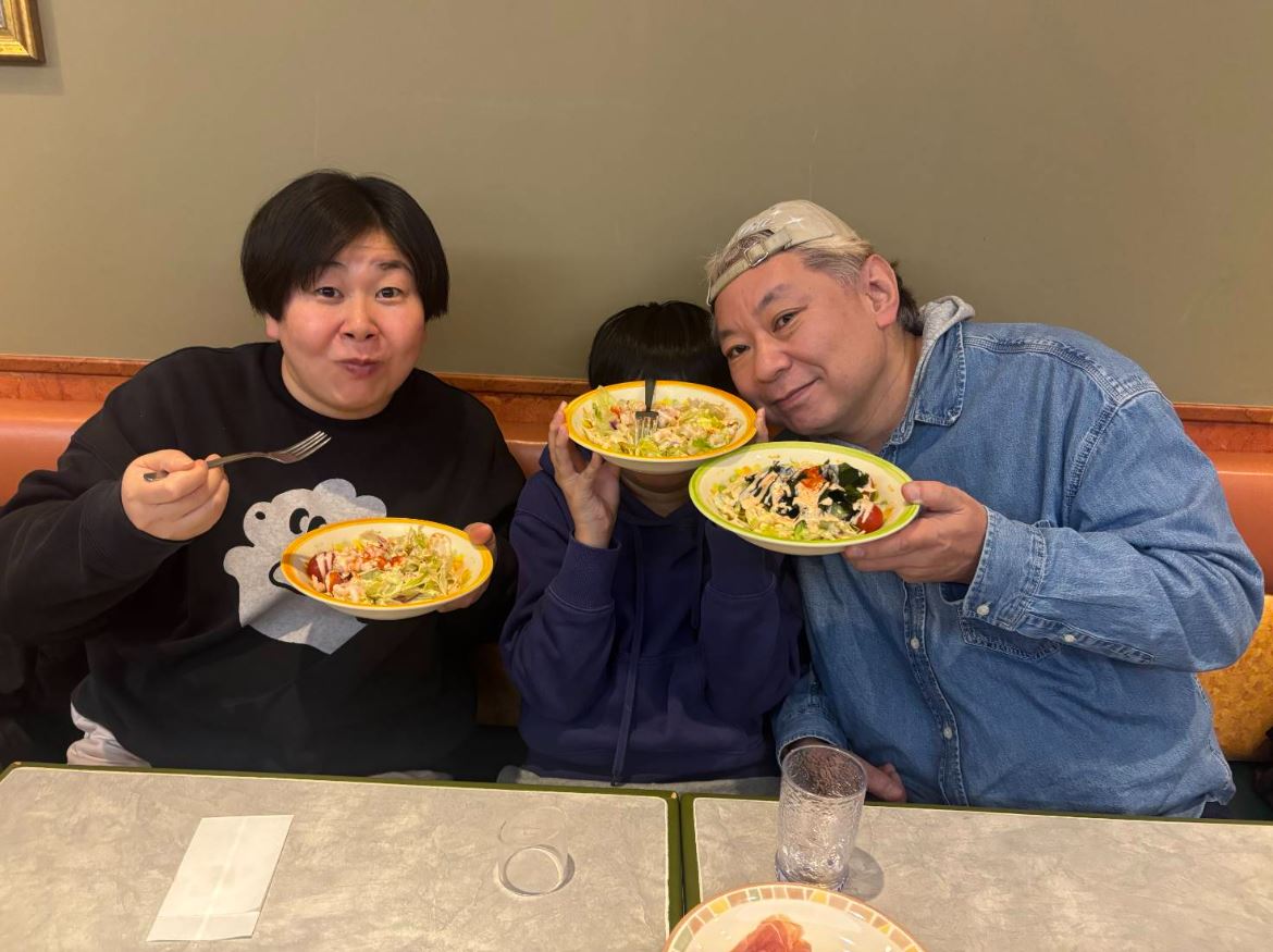 鈴木おさむ氏が、妻の森三中・大島美幸と長男の3ショット投稿（鈴木おさむ氏のXから）