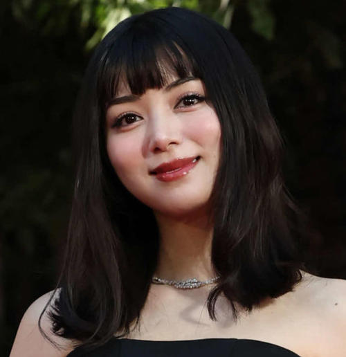 池田エライザ、TGC黒白ロングドレス＆ドラマ紺ジャケット「エキゾチックな美貌」ショット公開