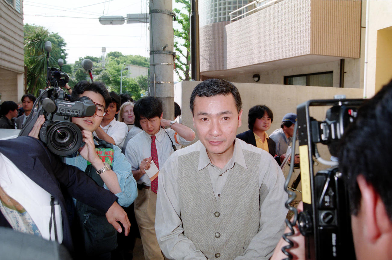 オウム真理教の青山総本部を取材に訪れた久米宏さん（1995年5月撮影）