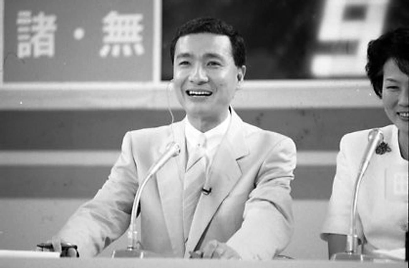 テレビ朝日「選挙ステーション」のメーンキャスターを務める久米宏さん（1986年7月撮影）