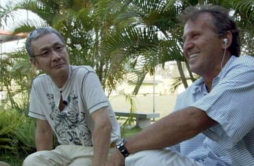 ジーコ監督（右）にインタビューする久米宏さん（2006年7月撮影）