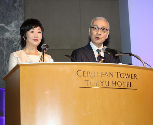 「第55回ギャラクシー賞」贈賞式の司会を務めた久米宏さん（右）と小宮悦子（2018年5月撮影）