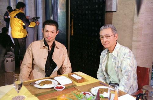 番組収録でマリナーズ・イチロー（左）は久米宏さんと対談（2005年1月撮影）