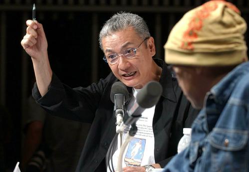 ラジオの公開放送中に記者会見を行った久米宏さんは記者の質問に答える（2004年9月撮影）