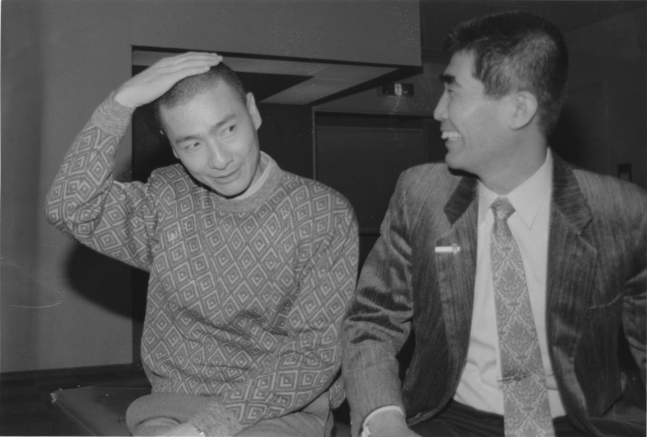 巨人が優勝し公約通り丸刈りになった久米宏さん（左）と本紙野崎靖博編集委員（1989年10月撮影）
