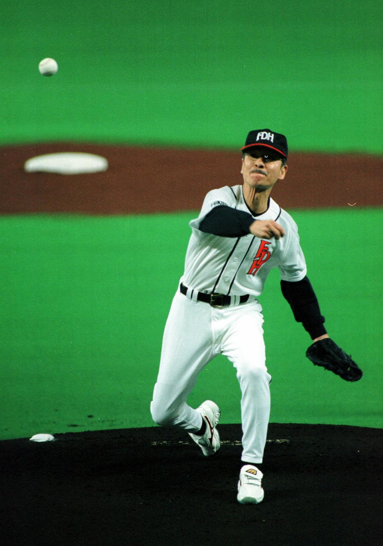 ダイエー戦で始球式に登場した久米宏さん（2000年4月撮影）