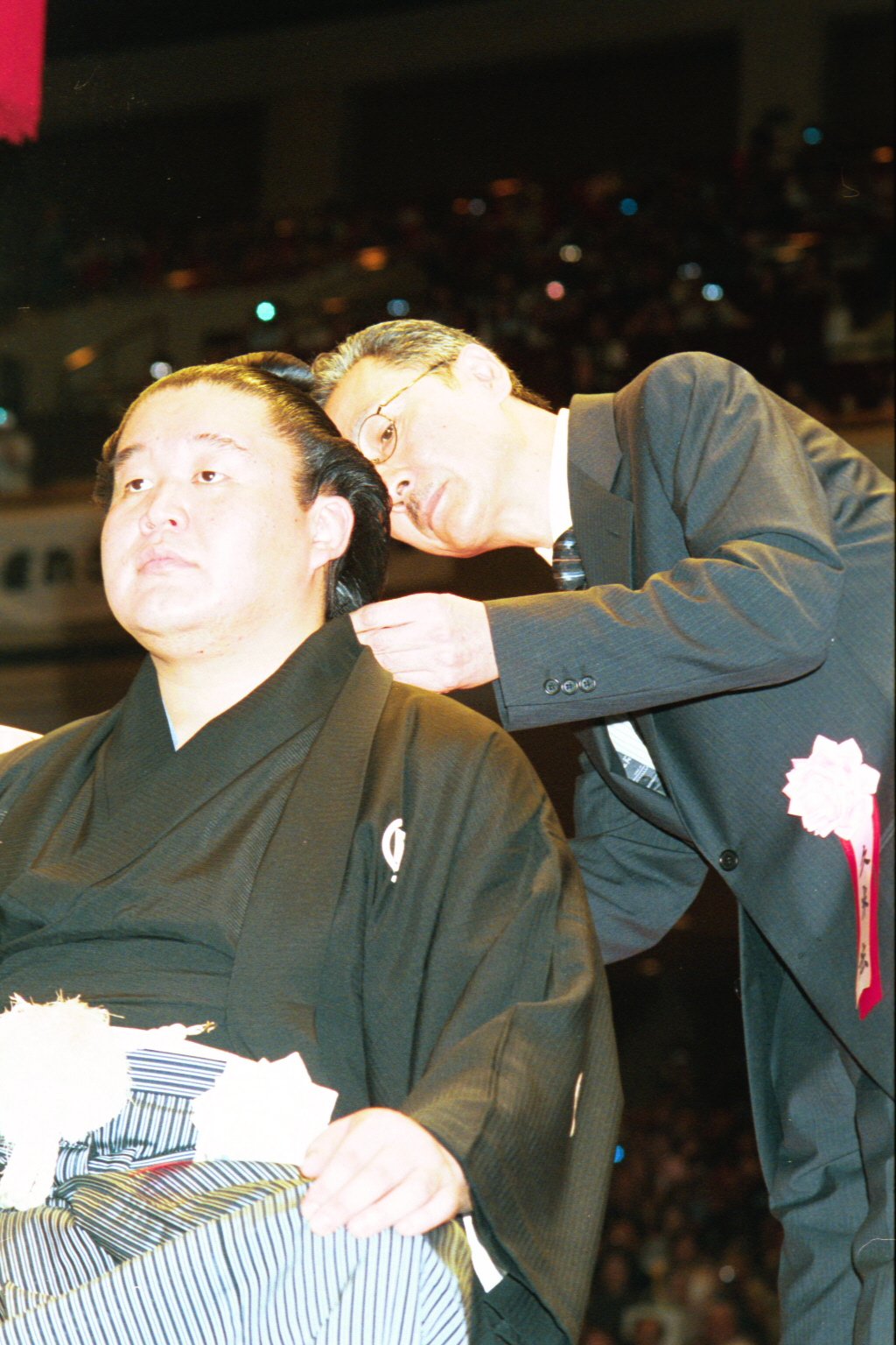 藤島親方のまげを久米宏さんが断髪（2000年9月撮影）