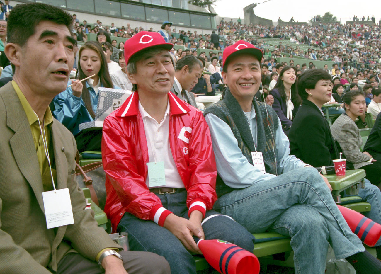 西武－広島の日本シリーズを観戦する、左から野崎靖博本紙編集員、筑紫哲也さん、久米宏、筑紫夫人房子さん。　後方に女優高橋ひとみ（1991年10月撮影）