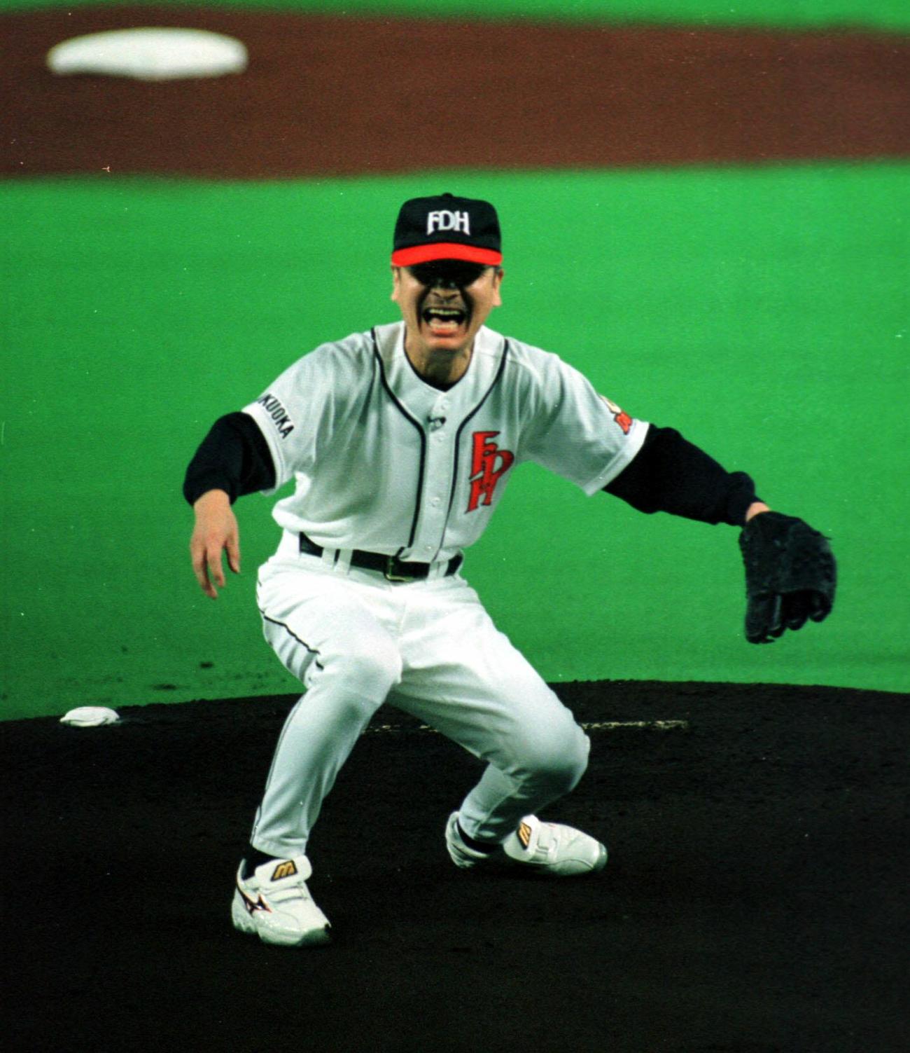 ダイエー戦で始球式に登場した久米宏さん（2000年4月撮影）