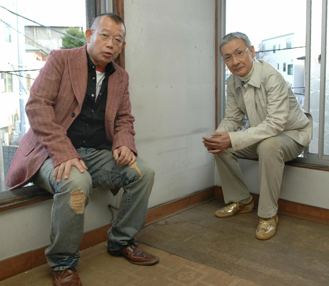 5歳の時から4年間を過ごした家の中で笑福亭鶴瓶（左）と談笑する久米宏さん（2006年12月撮影）