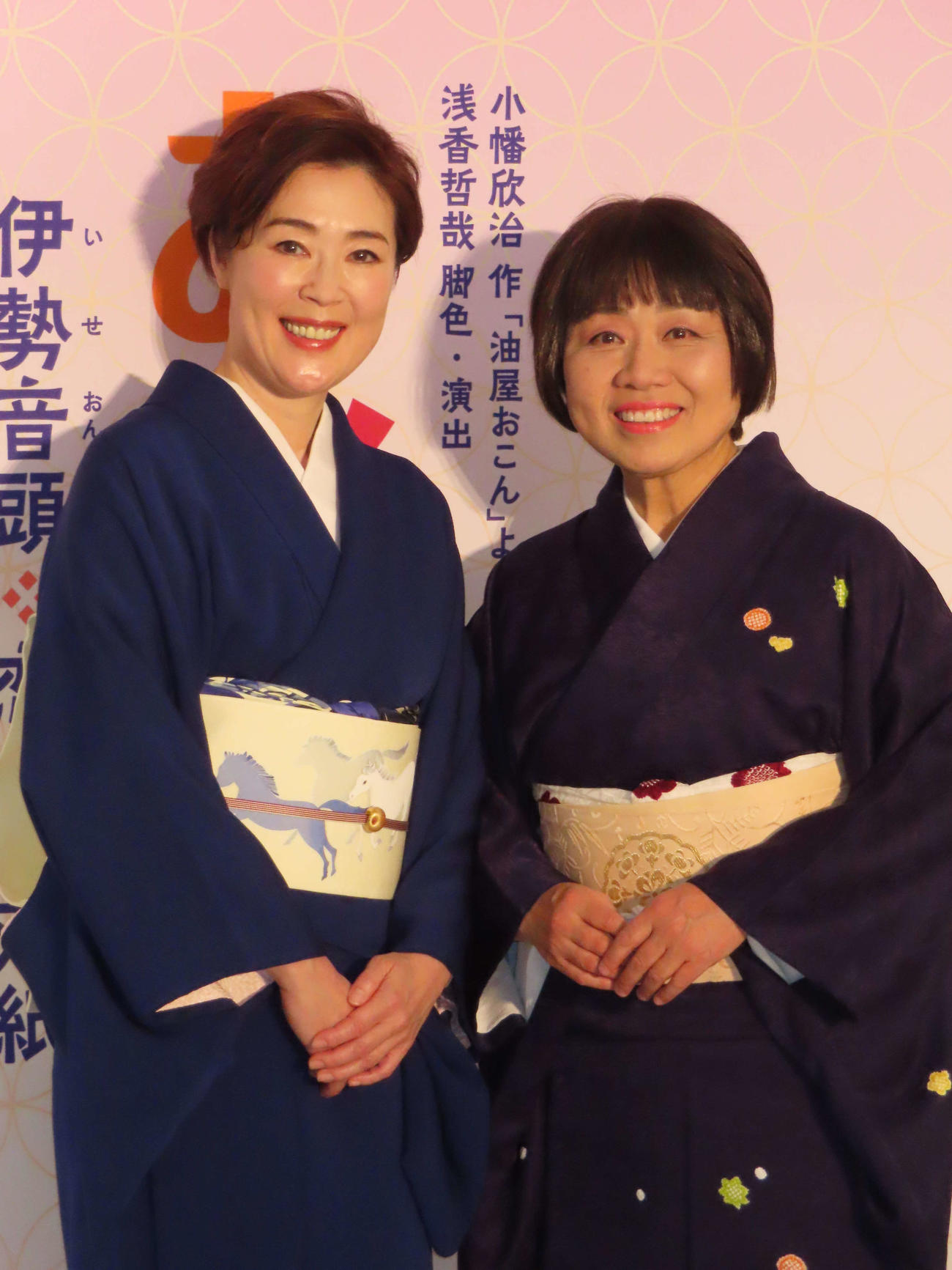 舞台「お光とお紺～伊勢音頭　恋の絵双紙」の会見に出席した寺島しのぶ（左）、藤山直美