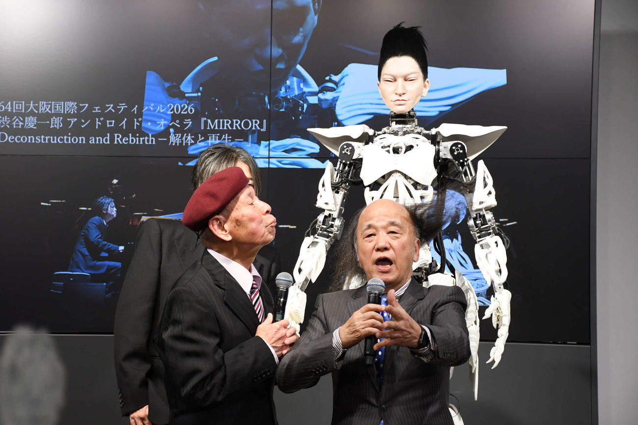 アンドロイド・マリアに一発ギャグを見せつける海原はるか・かなた（撮影・阪口孝志）