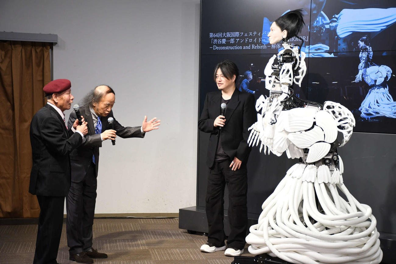 アンドロイド・マリア（右）に漫才を披露する海原はるか・かなた（撮影・阪口孝志）