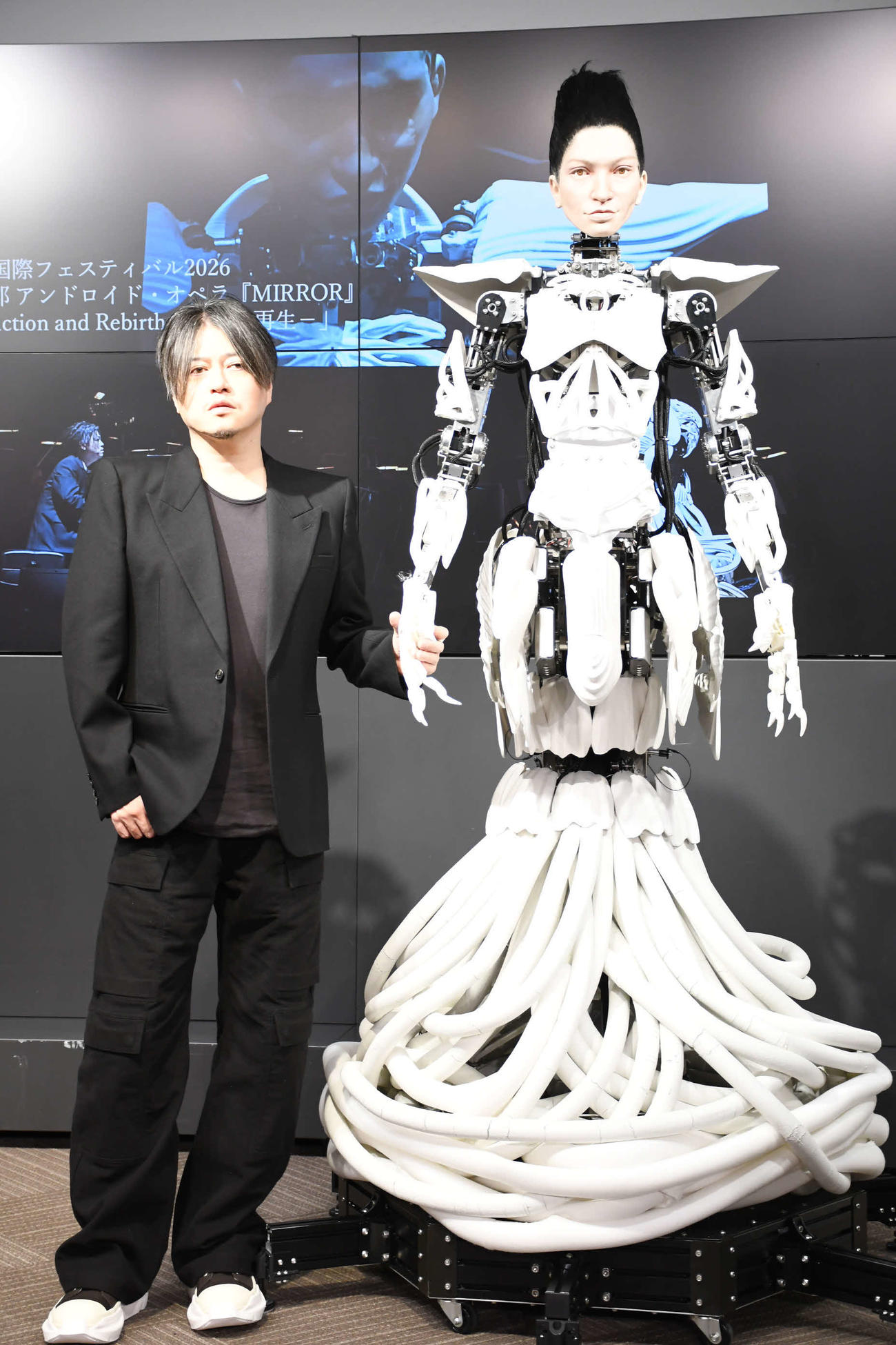 アンドロイドオペラ「MIRROR」の記者会見に出席した渋谷慶一郎氏（左）とアンドロイド・マリア（撮影・阪口孝志）