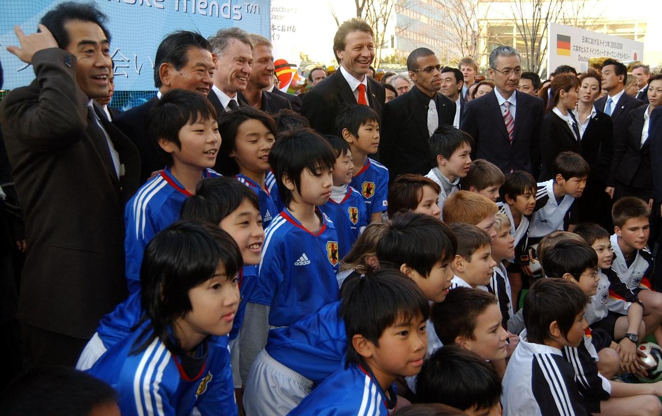 ドイツW杯イベントで子供たちと記念写真に納まる川淵三郎氏（後列左から2人目）と久米宏氏（後列右端）（05年4月撮影）
