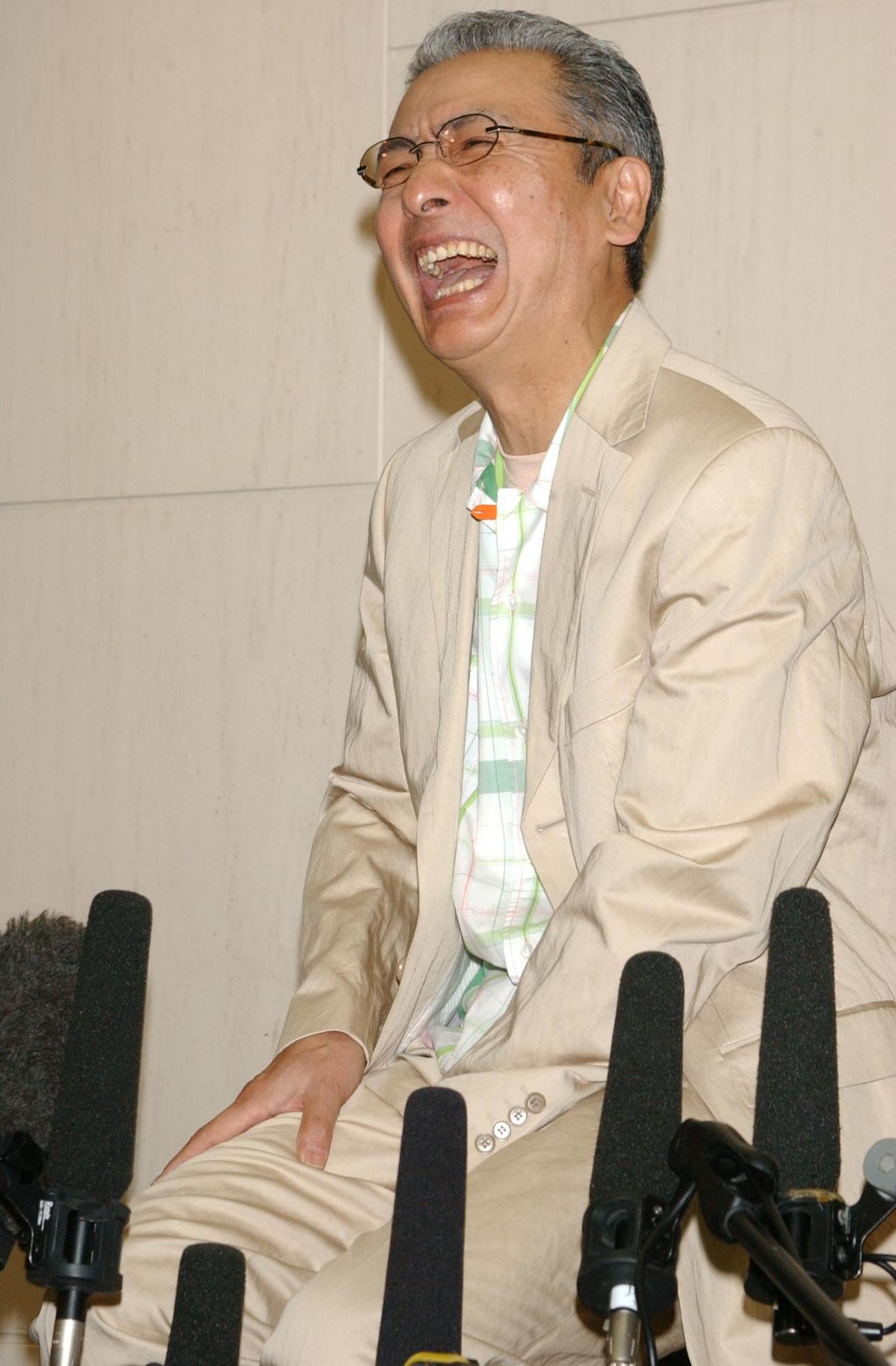 テレビ復帰会見で大笑いする久米宏(2005年2月撮影)