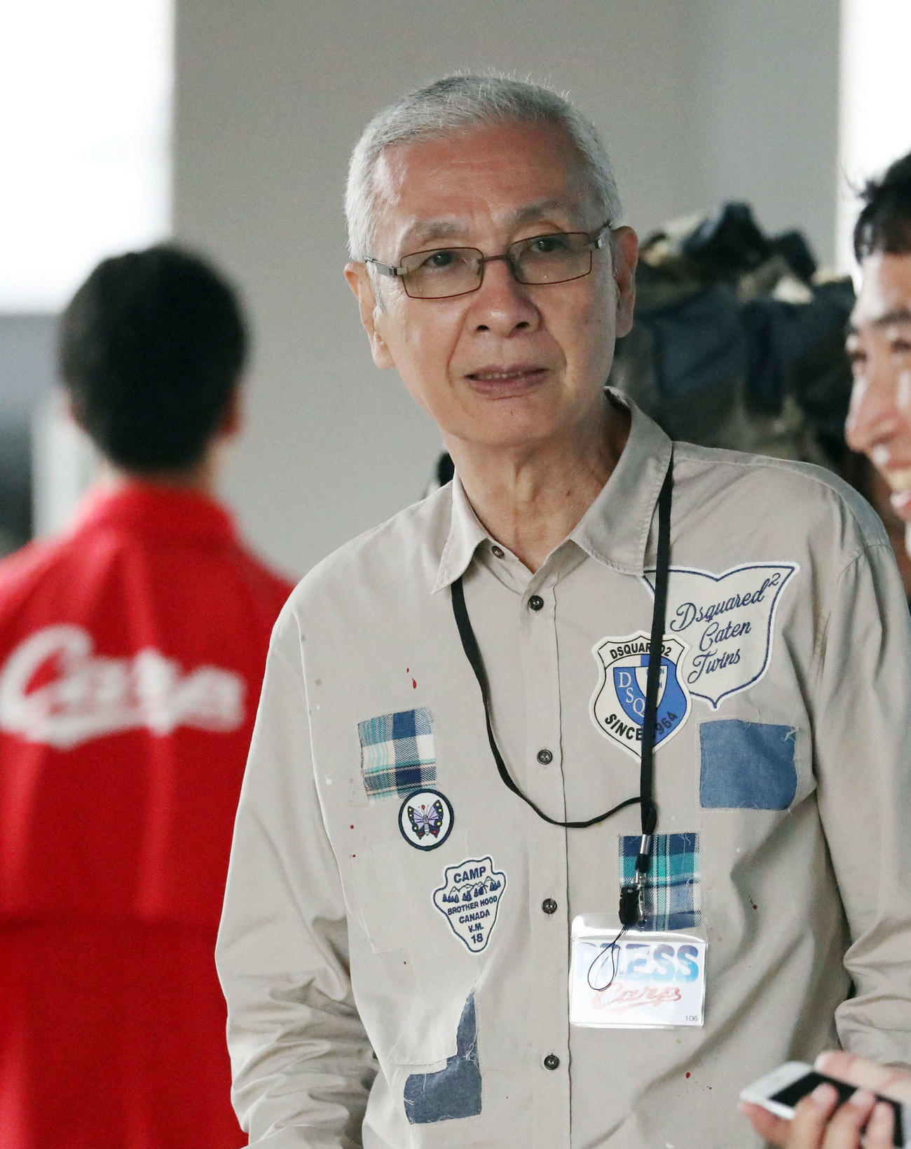 広島対ロッテ　試合直前に雨天中止となり、球場入り口で関係者と談笑する久米宏さん（2019年2月撮影）