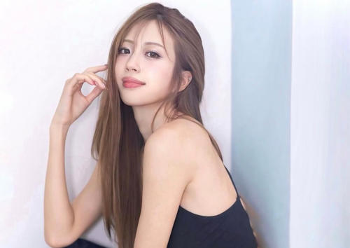 “９頭身レースクイーン”央川かこ、20歳「平成感強め」秘蔵写真＆ミニスカ絶対領域コス姿公開