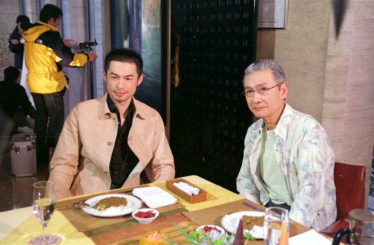 番組収録でマリナーズ・イチロー（左）は久米宏さんと対談（2005年1月撮影）