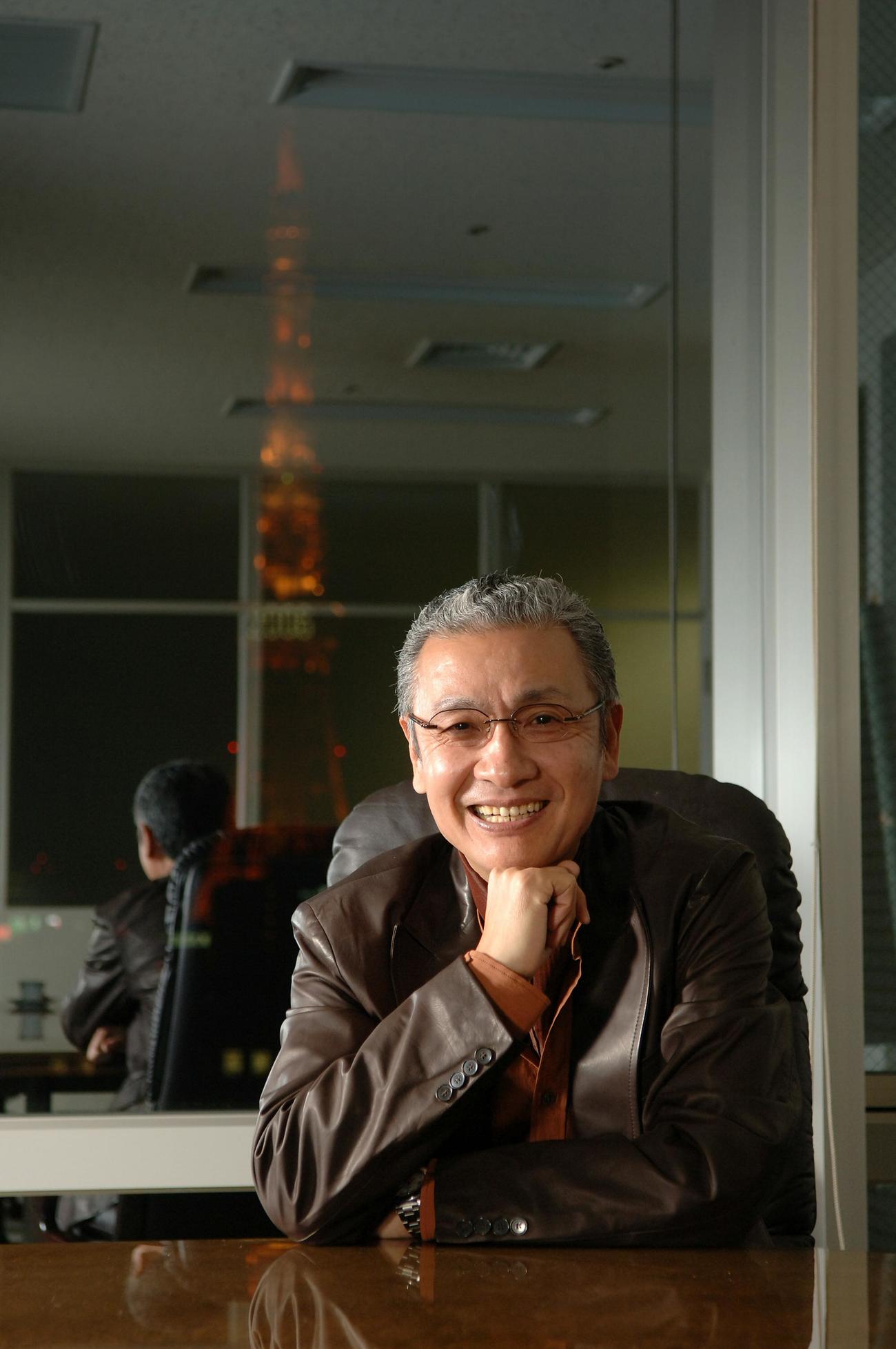 事務所で笑顔で応じる久米宏さん（2005年1月撮影）